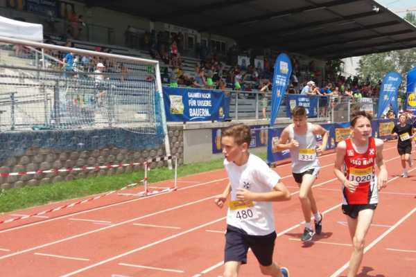 Ahmed Abdi Zakaryie im Spitzenfeld beim Bundesfinale des Österreich Schullaufes