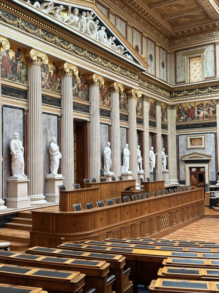 4E erkundet das Parlament